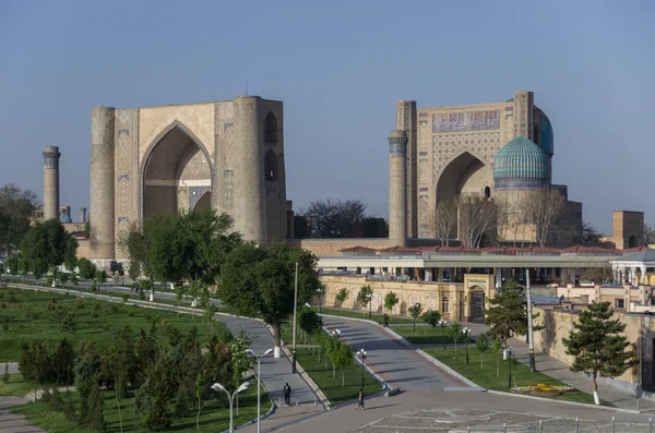 Panorama de gran complejo de la mezquita Bibi-Khanym con las hermosas cúpulas de color azul brillante, ricas decoraciones de mosaico y jeroglíficos antiguos en sus paredes, Samarcanda, Uzbekistán . — Foto de Stock