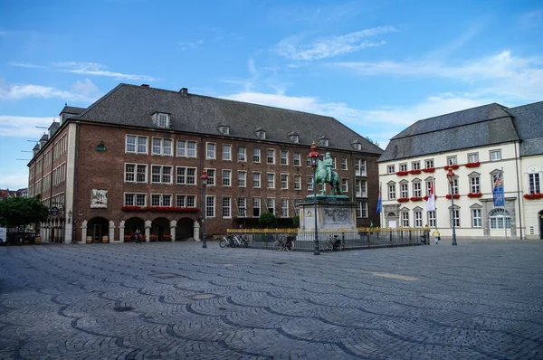 Equestrian monument av Johann Wilhelm Ii (Jan Wellem) och gamla rådhuset i Düsseldorf, Tyskland — Stockfoto