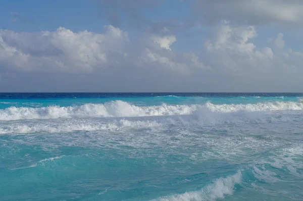 Olas en la costa del Mar Caribe, México. Riviera Maya — Foto de Stock