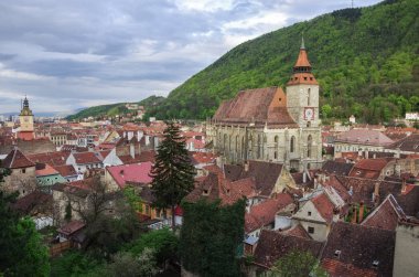 Siyah Katedrali ve dağda artalanları Romanya Brasov cityscape
