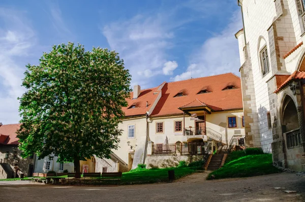 Cortile del castello gotico reale medievale Krivoklat, Boemia centrale — Foto Stock