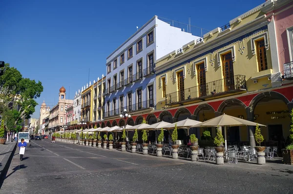 Coloridas casas coloniales y restaurantes abiertos en la plaza del Zócalo en Puebla — Foto de Stock
