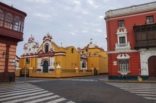 Bunte koloniale Häuser in der Innenstadt von Trujillo, Peru — Stockfoto