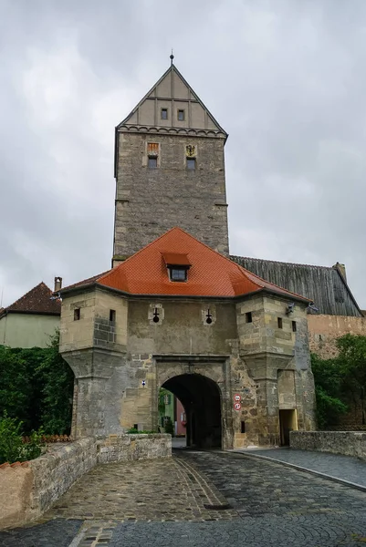Torre del cancello a Dinkelsbuhl, Germania. Si tratta di una delle città medievali meglio conservate d'Europa, parte del famoso itinerario turistico della Strada Romantica . — Foto Stock