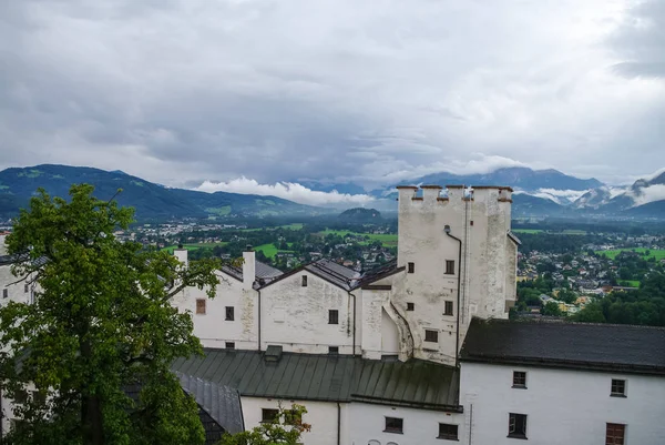 Castelo Medieval de Hohensalzburg (Festung Hohensalzburg). Vista aérea da torre do castelo aos detalhes dos castelos e paisagens da Terra de Salzburger, Áustria . — Fotografia de Stock