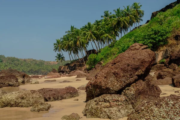 Gizli plaj avuç Agonda beach, Goa devlet, Hindistan yakınındaki kayalarda