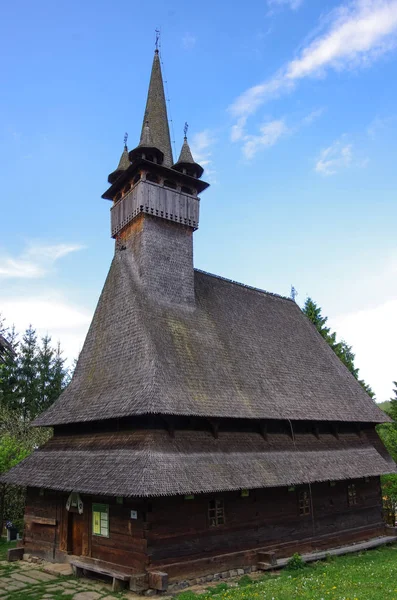 Tradiční dřevěný kostel v Maramures, Rumunsko — Stock fotografie