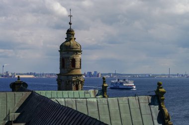 Helsingborg şehir ve İsveç ile Danimarka Boğazı için Rönesans kale Kronborg çatıdan görüntüleyin.