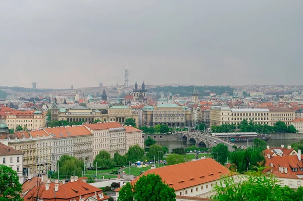 Panorama des toits de la vieille ville, rivière Vltava et pont d'en haut, Prague, République tchèque — Photo