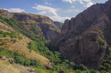 Nehir Arpa gorge, Cliff. Jermuk giden yol. Ermenistan