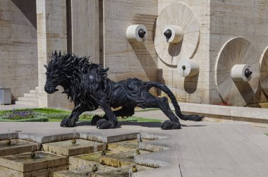 Ermeni sahne: Erivan, lastikler Erivan'da Merkezi aslandan kentsel heykel