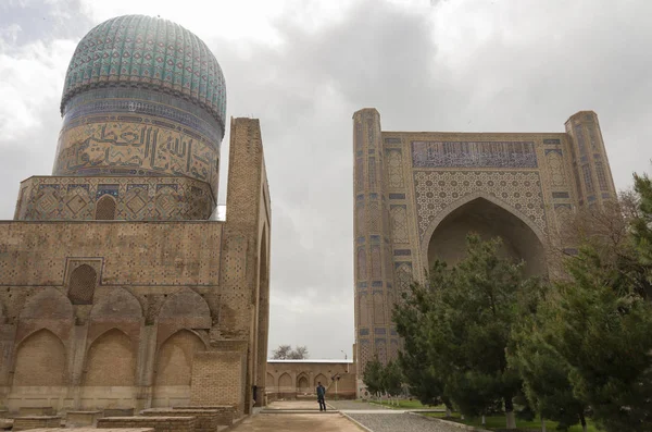 El gran complejo de la mezquita Bibi-Khanym con las hermosas cúpulas de color azul brillante, ricas decoraciones de mosaico y jeroglíficos antiguos en sus paredes, Samarcanda, Uzbekistán . — Foto de Stock