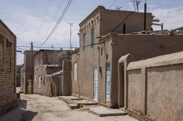 Keskeny utcán, a Itchan Kala középkori lakossági környékeken, Khiva, Üzbegisztán. — Stock Fotó