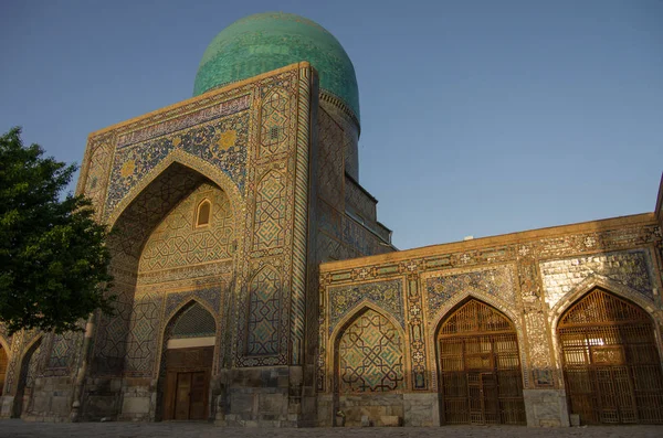 Sole del mattino in parete di madrasa con ornamento a mosaico tradizionale. Samarcanda, Uzbekistan — Foto Stock