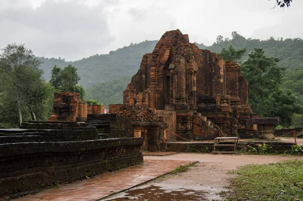 Vietnam 'daki UNESCO Dünya Mirası sitesi "Oğlum Sığınağı" ndaki Hindu kule tapınaklarının kalıntıları. — Stok fotoğraf