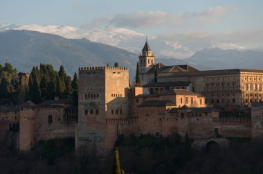 Granada, İspanya Alhambra Palace ile kar arka plan, Sierra Nevada dağlarında bir bakış. Granada, İspanya.