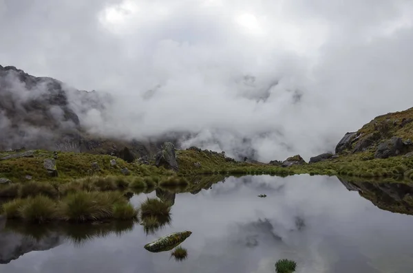 Wolken reflectie in bergmeer in de buurt van Punta Unie doorgeven. Huascaran Nationaal Park, Cordillera Blanca - Santa Cruz Circuit Trekking. Peru — Stockfoto