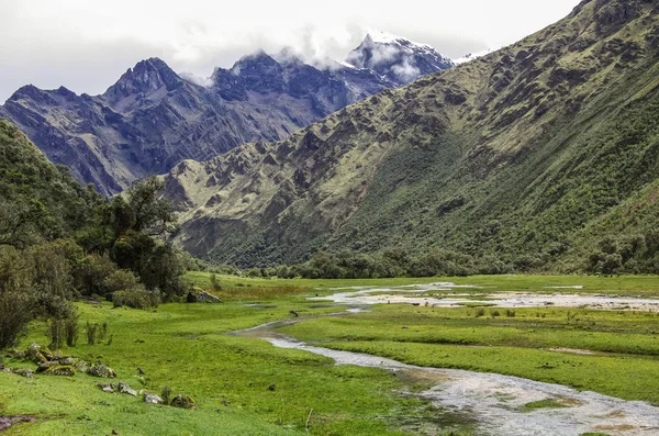 Doliny górskie i rzeki. Park Narodowy Huascaran, Cordillera Blanca - Santa Cruz obwodu Trekking. Peru — Zdjęcie stockowe