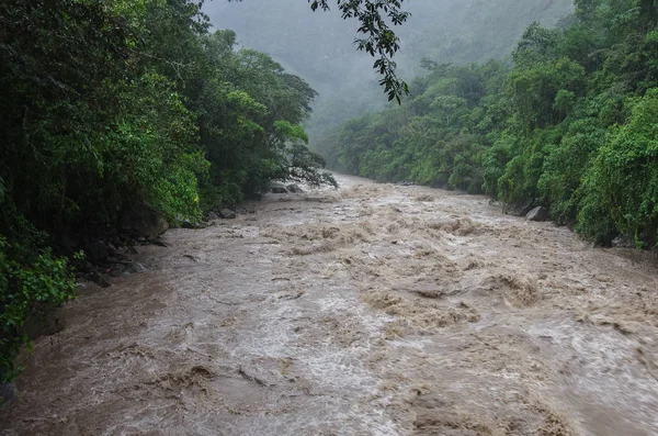 Rapide del fiume Urubamba vicino al villaggio di Aguas Calientes dopo le piogge tropicali, Perù — Foto Stock