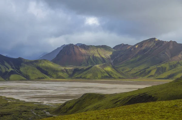 Озеро и покрытые мхом вулканические горы. Ландманналогар. Исландия — стоковое фото