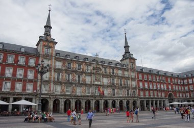 Turist Belediye Meydanı bir bulutlu yaz günü tarihi Madrid merkezi 
