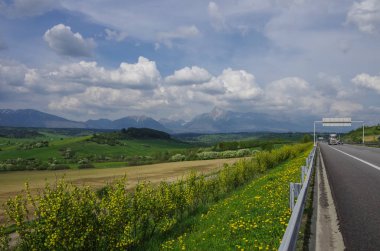 Otoyol Slovakya. Çayırlar ve yüksek Tatras doruklarına panorama arka plan üzerinde. Presov bölge, Slovakya.