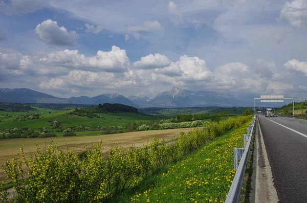 Autobahn in der Slowakei. Wiesen und hohe Tatra-Gipfel Panorama auf background.presov Region, Slowakei. — Stockfoto