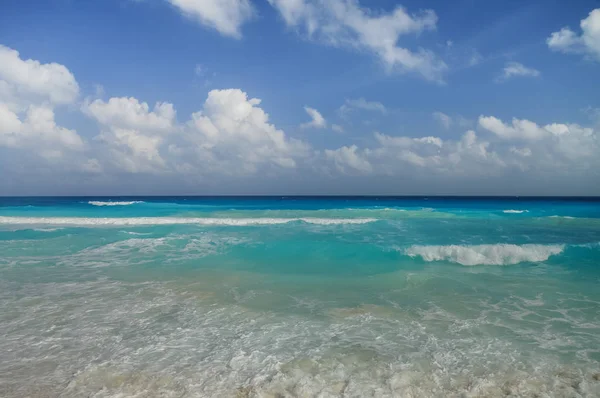 Olas en la costa del Mar Caribe — Foto de Stock