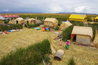  Yerel halkın geleneksel giysileri Lake Titicaca Uros adalarda evlere yakın çalışma içinde.