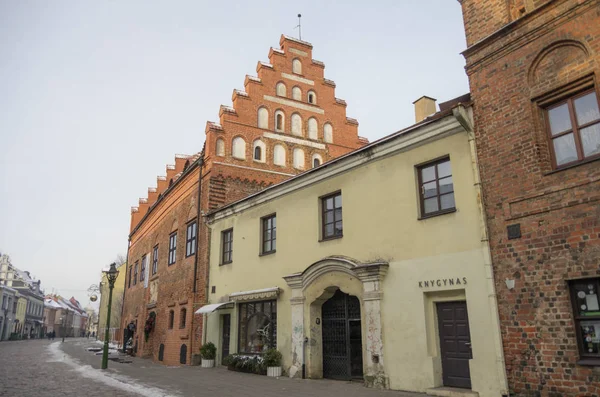 Vue sur la rue de la vieille ville de Kaunas avec des maisons traditionnelles médiévales en brique . — Photo