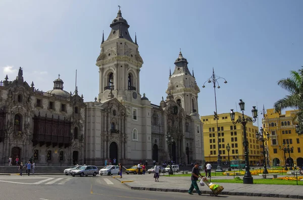 Iglesia Catedral en la plaza principal Plaza de Armas en la parte histórica de Lima . —  Fotos de Stock