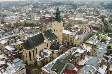 Kış kar, Ukraine.Lviv (Lvov), Doğu Ukrayna - city hall Saat Kulesi şehrin görünümünü kapsadığı Lviv Panoraması