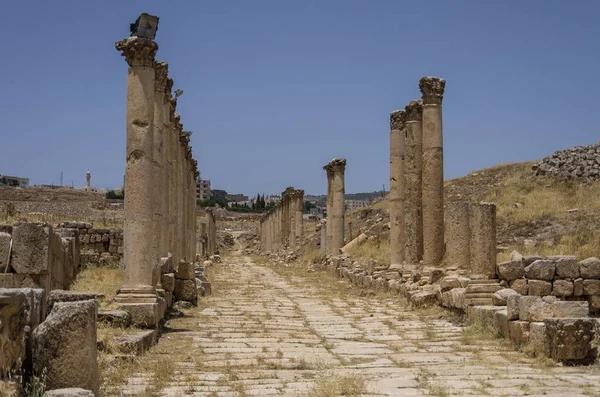 Colonnes du cardo maximus, Ancienne ville romaine de Gérasa de l'Antiquité, Jerash moderne, Jordanie — Photo