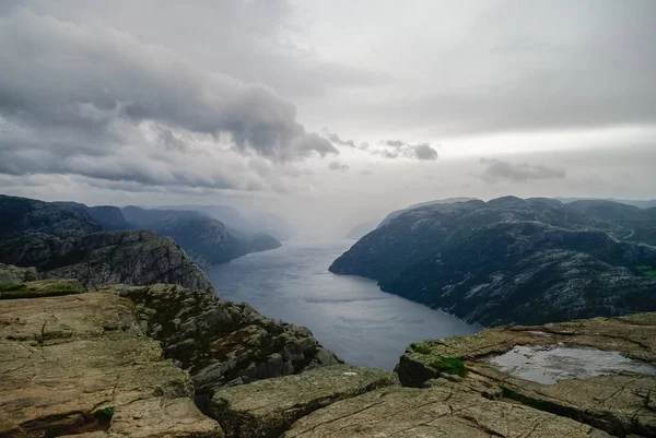 Vista del fiordo de Lysefjord desde el acantilado Preikestolen o Prekestolen, también conocido como Púlpito del Predicador o Púlpito Rock, Forsand, Ryfylke, Noruega — Foto de Stock