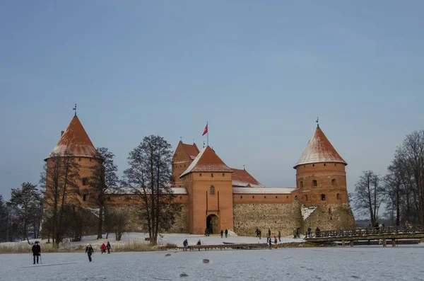 Castillo medieval en Trakai, paisaje invernal, Condado de Vilnius, Lituano —  Fotos de Stock