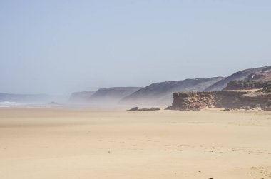 Güzel Bordeira Beach, Algarve bölgesi, Portekiz yerde sörf ünlü bir görünüm