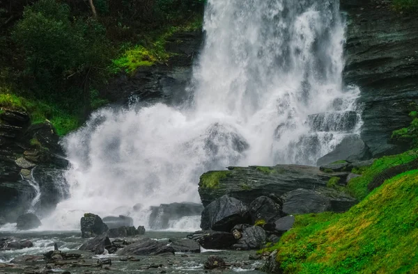 Norvège, comté de Hordaland. Célèbre cascade Steinsdalsfossen. Nature scandinave . — Photo