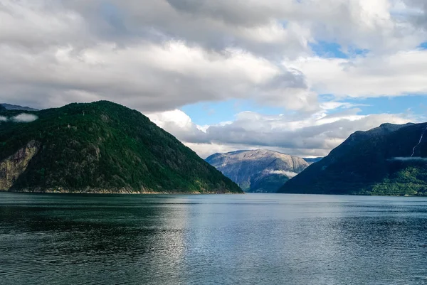 Ciel nuageux sur les rives du fjord. Montagnes avec forêt verte, Eidfjord, Norvège — Photo