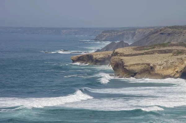 Waves in Arrifana Atlantic sea coast in Algarve, the south of Portugal. — Stock Photo, Image