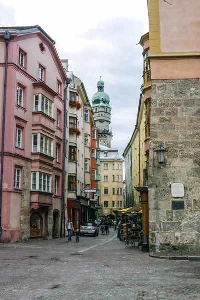 Rua do centro de Innsbruck cidade velha, Áustria. Innsbruck é a capital do estado federal do Tirol (Tirol) ) — Fotografia de Stock