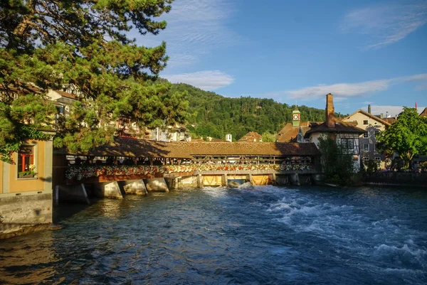 Ponte de madeira velha no rio de Aare na cidade velha de Thun em Suíça. Cantão de Berna . — Fotografia de Stock
