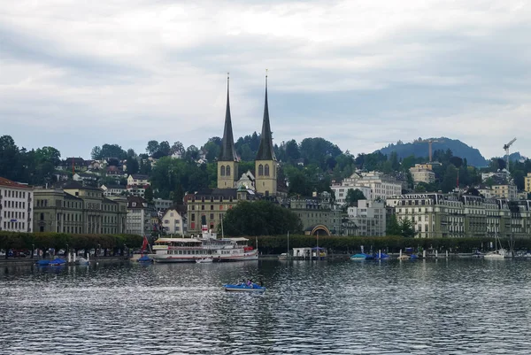 Pemandangan kota tua dan danau dengan menara Gereja St. Leodegar . — Stok Foto