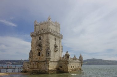 Torre de Lizbon Portekiz girişinde koruyan Belem (Belem Kulesi) Tagus Nehri üzerinde.
