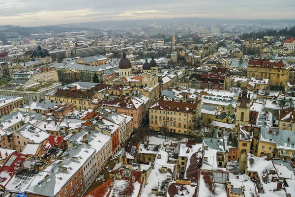 Зимняя панорама Львова, покрытая снегом, Украина. Львов (Львов), Восточная Украина - вид на город с часовой башни мэрии — стоковое фото