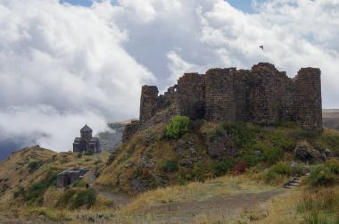 Amberd kale ve bulutlarda Aragats dağı yamacında kilisede St. Astvatsatsin (Kutsal Tanrı'nın annesi). Ermenistan
