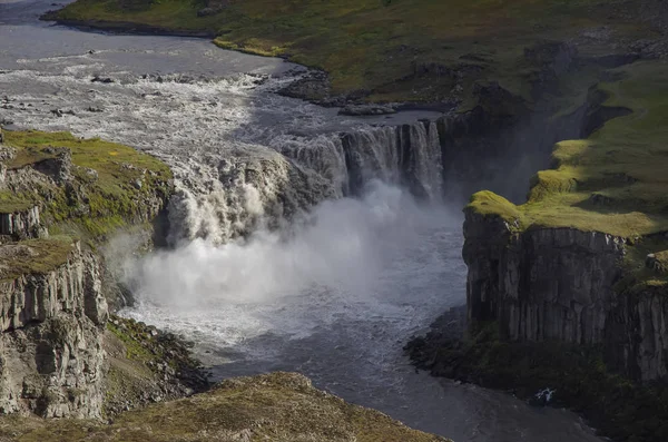 Vista sobre canyon de rio e cachoeira Hafragilsfoss na Islândia, sobre a melhor atração em ringroad . — Fotografia de Stock