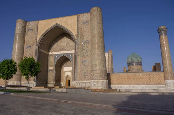Il grande complesso di Bibi-Khanym Moschea con le belle cupole blu brillante, ricche decorazioni a mosaico e vecchi geroglifici sulle sue pareti, Samarcanda, Uzbekistan . — Foto Stock