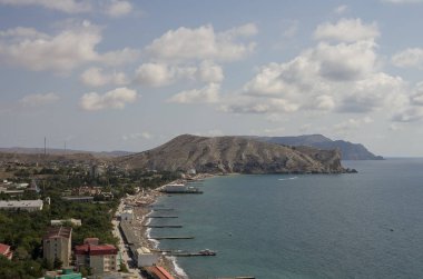 Şehir Sudak görünümü ve Ceneviz Kalesi, Crimea yuvasından Karadeniz