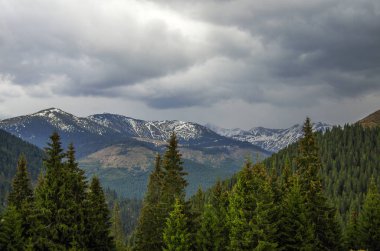 Fırtınalı bulutlar gökyüzü ve üstleri, Transilvanya, Romanya, Europe kar ile Karpatlar Dağları Panoraması