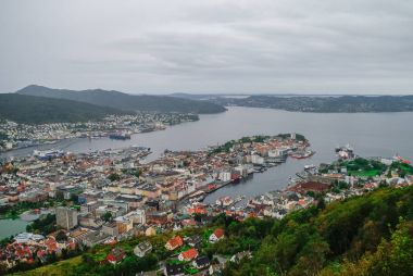 Bergen ve dağın tepesinde, Norveç limandan Panorama görünüm